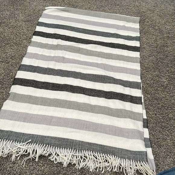 Super soft and stylish wrap around scarf - Picture 2 of 2